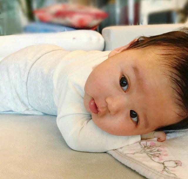 胡杏儿为小儿子办百日宴,睡觉的弟弟被强行营业,长得像极了哥哥