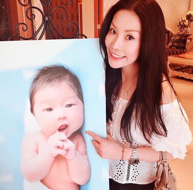 胡杏儿为小儿子办百日宴,睡觉的弟弟被强行营业,长得像极了哥哥