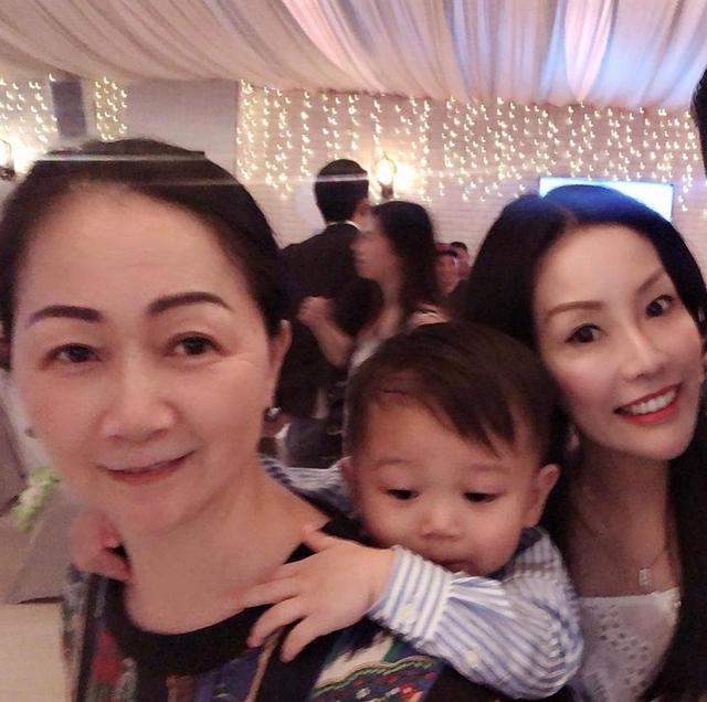 胡杏儿为小儿子办百日宴,睡觉的弟弟被强行营业,长得像极了哥哥
