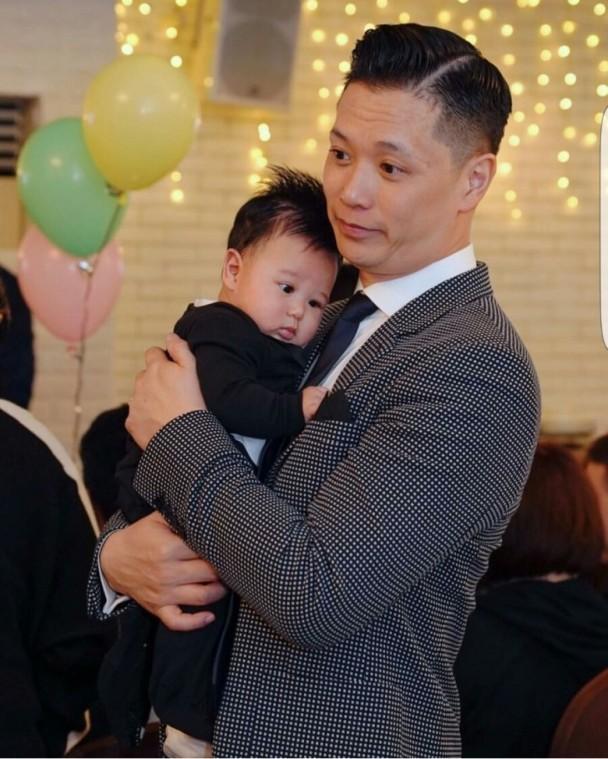 胡杏儿为小儿子办百日宴,睡觉的弟弟被强行营业,长得像极了哥哥