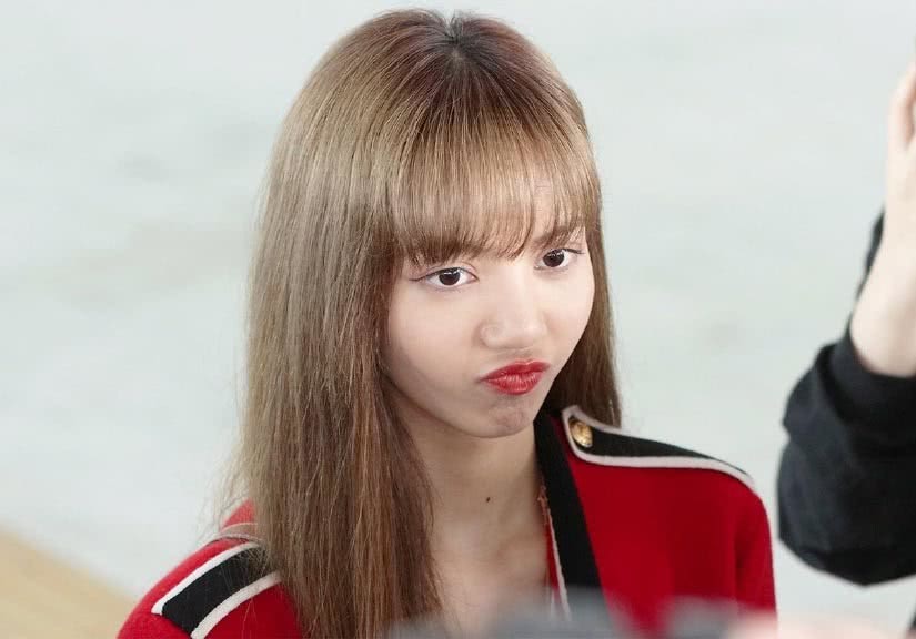 人间芭比lisa好萌,看现身机场嘟嘴的她,也太过可爱了吧!