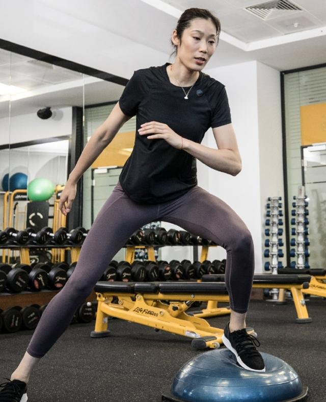 这次朱婷秀198长腿,身高198cm的她是这样的,真的挺可爱的,她穿的健美