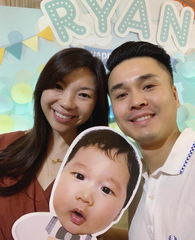 胡杏儿为小儿子办百日宴,睡觉的弟弟被强行营业,长得像极了哥哥