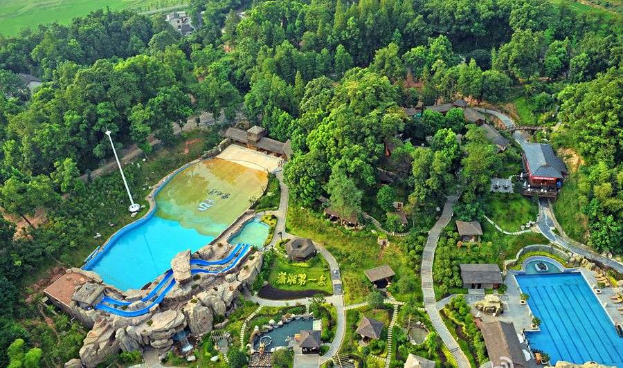 紫龙湾温泉度假村泉眼最高温度102度被誉为潇湘第一泉