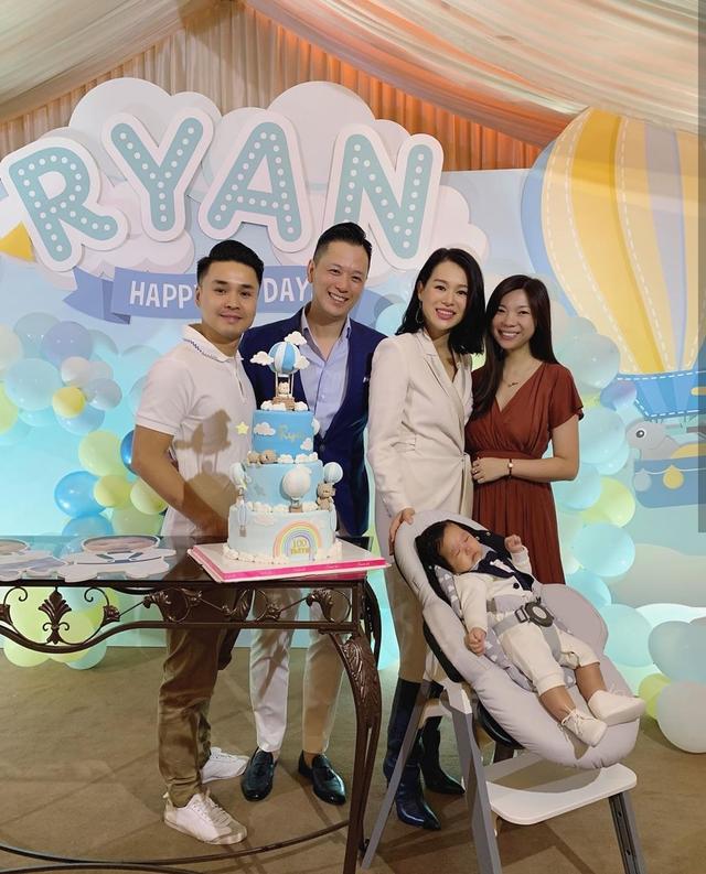 胡杏儿为小儿子办百日宴,睡觉的弟弟被强行营业,长得像极了哥哥