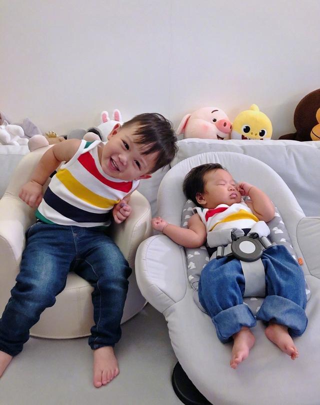 胡杏儿为小儿子办百日宴,睡觉的弟弟被强行营业,长得像极了哥哥