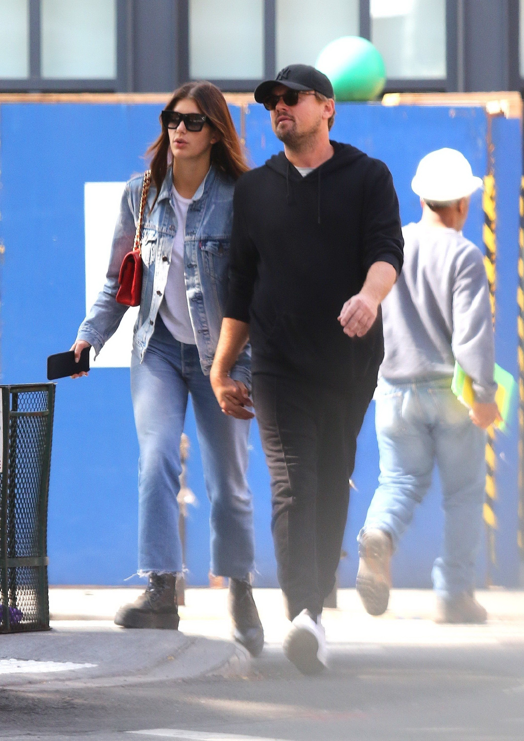 小李子莱昂纳多现身街头!和女友交往才1年,超模也被他养胖了