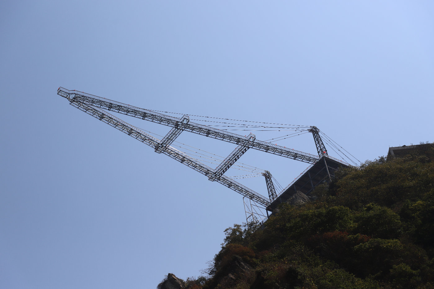 武汉之巅添新景 木兰云雾山世界最长的悬挑玻璃观景平台开门迎客