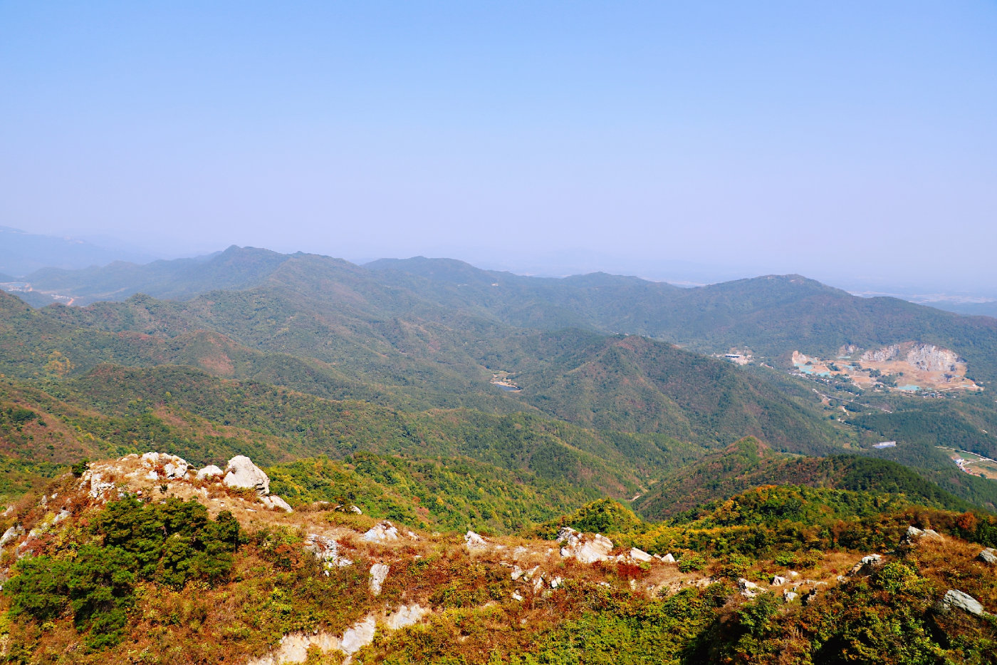 武汉之巅添新景 木兰云雾山世界最长的悬挑玻璃观景平台开门迎客