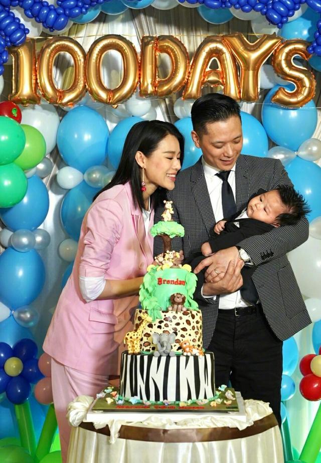 胡杏儿为小儿子办百日宴,睡觉的弟弟被强行营业,长得像极了哥哥