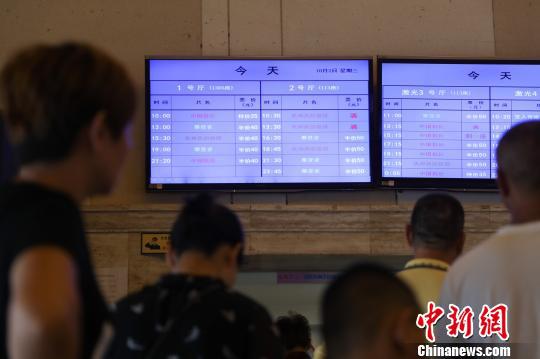 北京、上海等一线城市的满座情况比比皆是。 张亨伟 摄