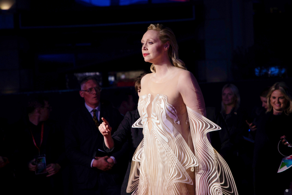 《权游》美人布蕾妮现身活动!191的女骑士,今天变成了大仙子