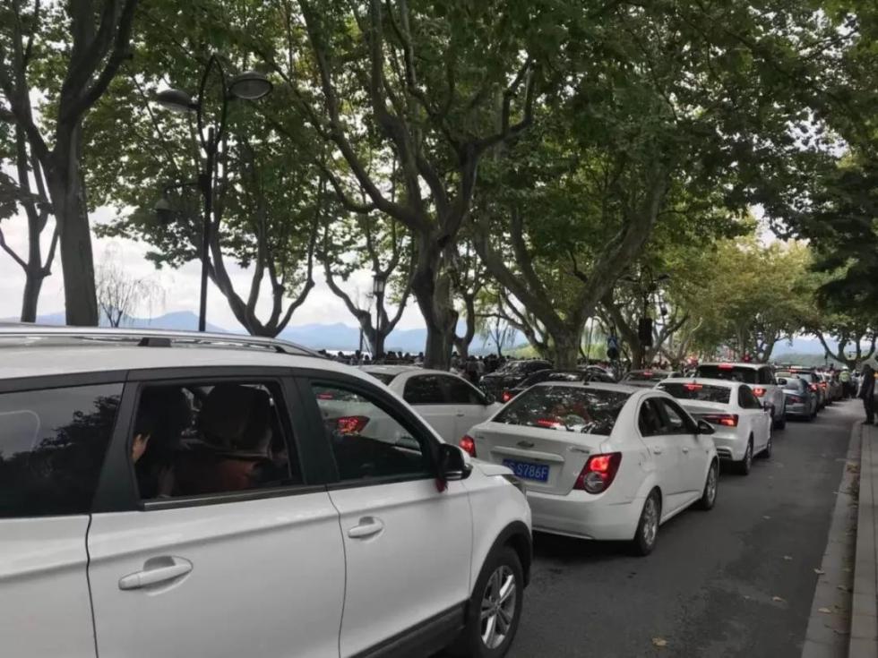 国庆西湖断桥变“人桥”游客笑称:wifi信号都挤断了休闲区蓝鸢梦想 - Www.slyday.coM 国庆西湖断桥变“人桥”游客笑称:wifi信号都挤断了休闲区蓝鸢梦想 - Www.slyday.coM