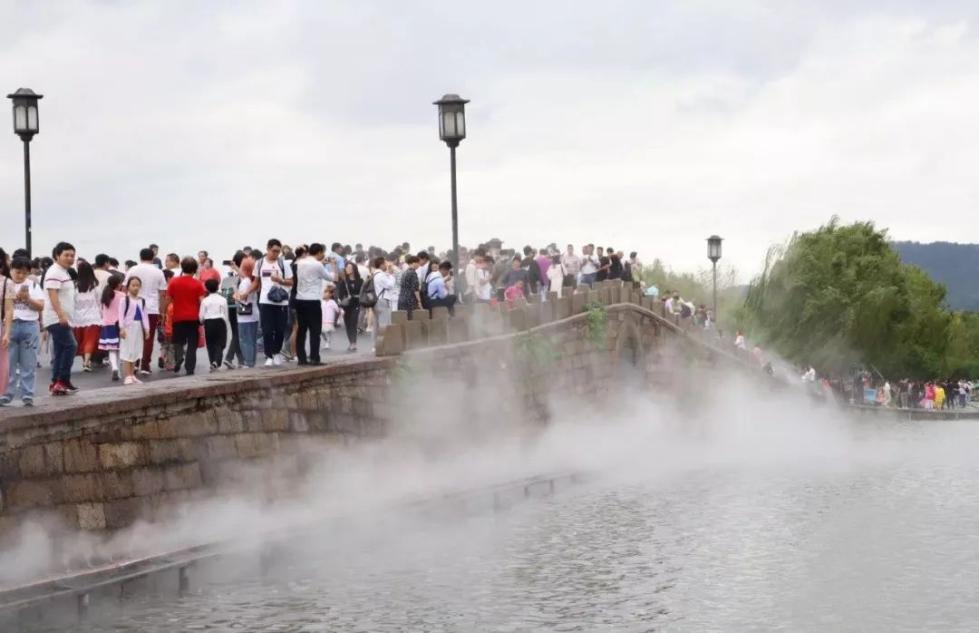 国庆西湖断桥变“人桥”游客笑称:wifi信号都挤断了休闲区蓝鸢梦想 - Www.slyday.coM 国庆西湖断桥变“人桥”游客笑称:wifi信号都挤断了休闲区蓝鸢梦想 - Www.slyday.coM