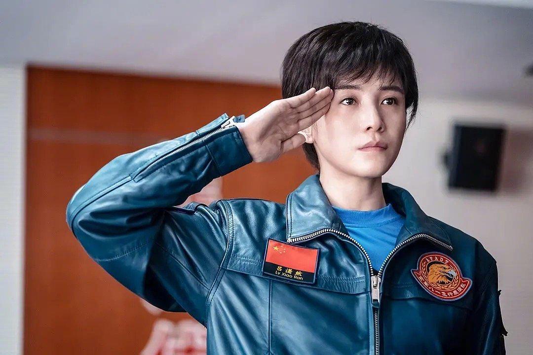 宋佳机长角色圈粉无数但其实她才是最帅的中国女机长颜值超高