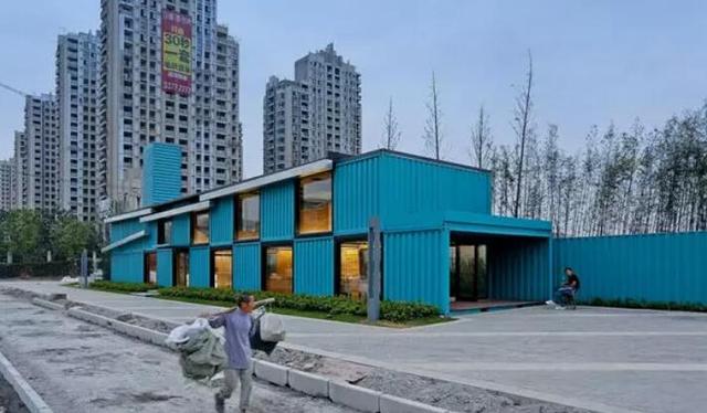 53岁大叔买不起房,不得已用6个集装箱,造了个200平的豪宅