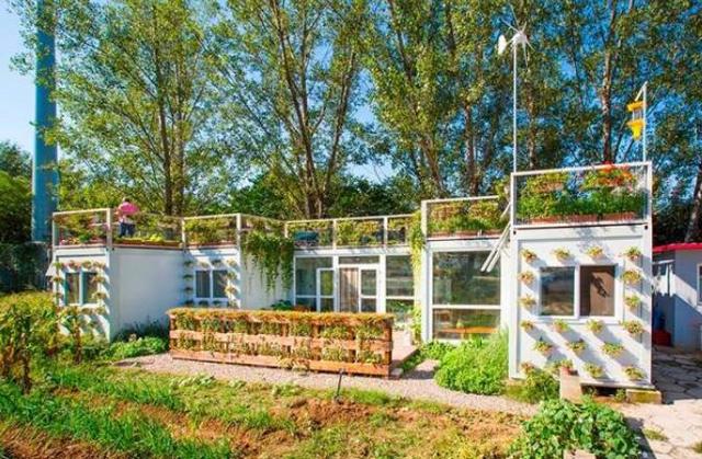 53岁大叔买不起房,不得已用6个集装箱,造了个200平的豪宅