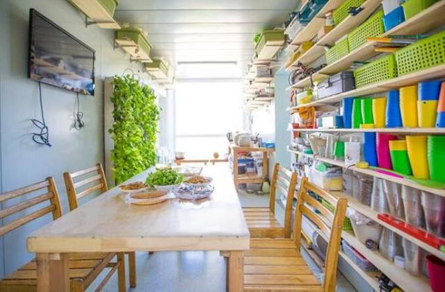 53岁大叔买不起房,不得已用6个集装箱,造了个200平的豪宅