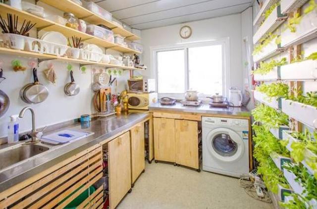 53岁大叔买不起房,不得已用6个集装箱,造了个200平的豪宅