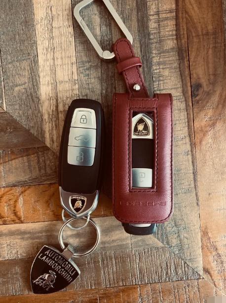 富家小哥花370万买兰博基尼urus饭桌上拿出钥匙时却没人注意到