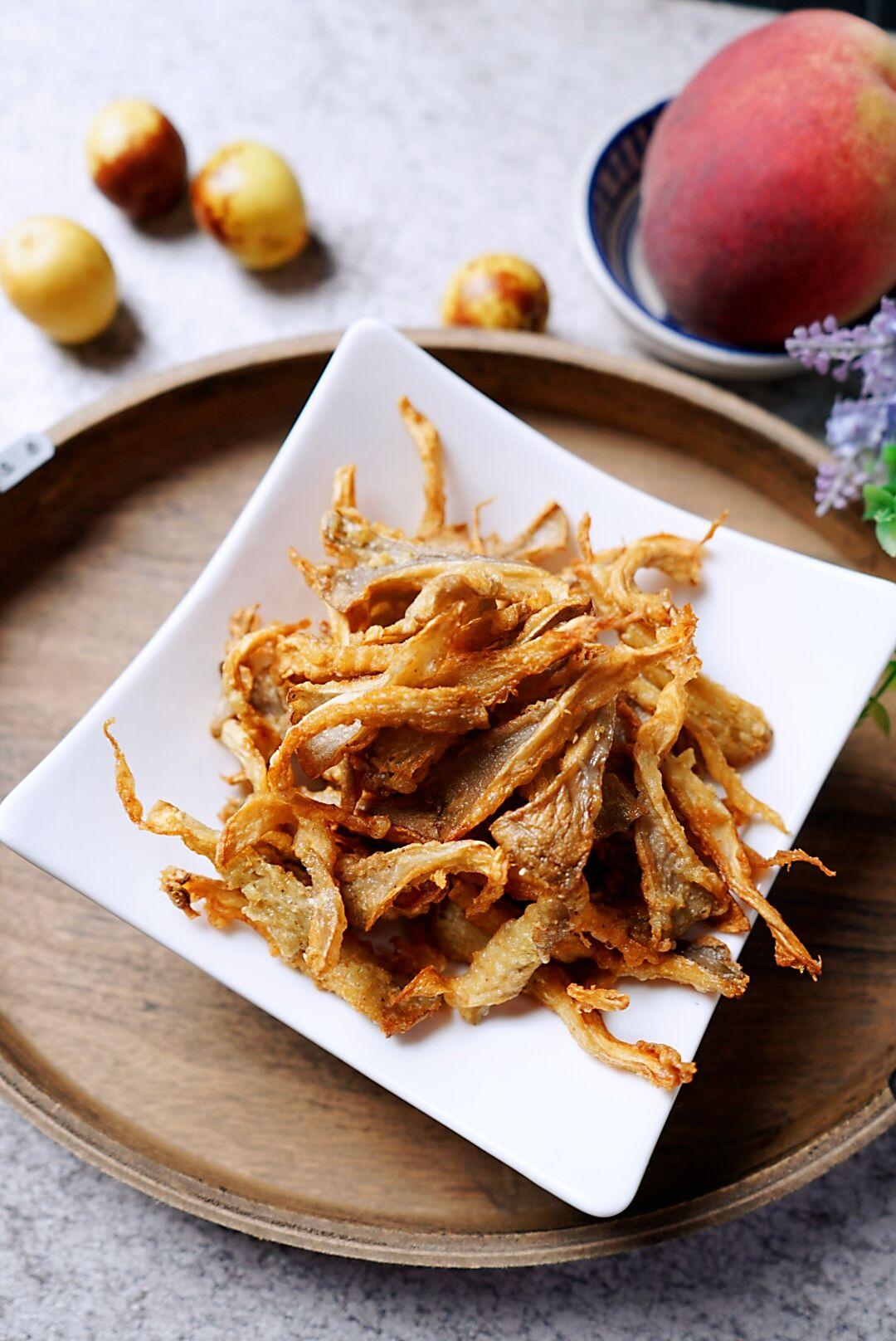 炸平菇,口感绵软又增香,下饭又是下酒菜,节日餐桌吃它真添彩