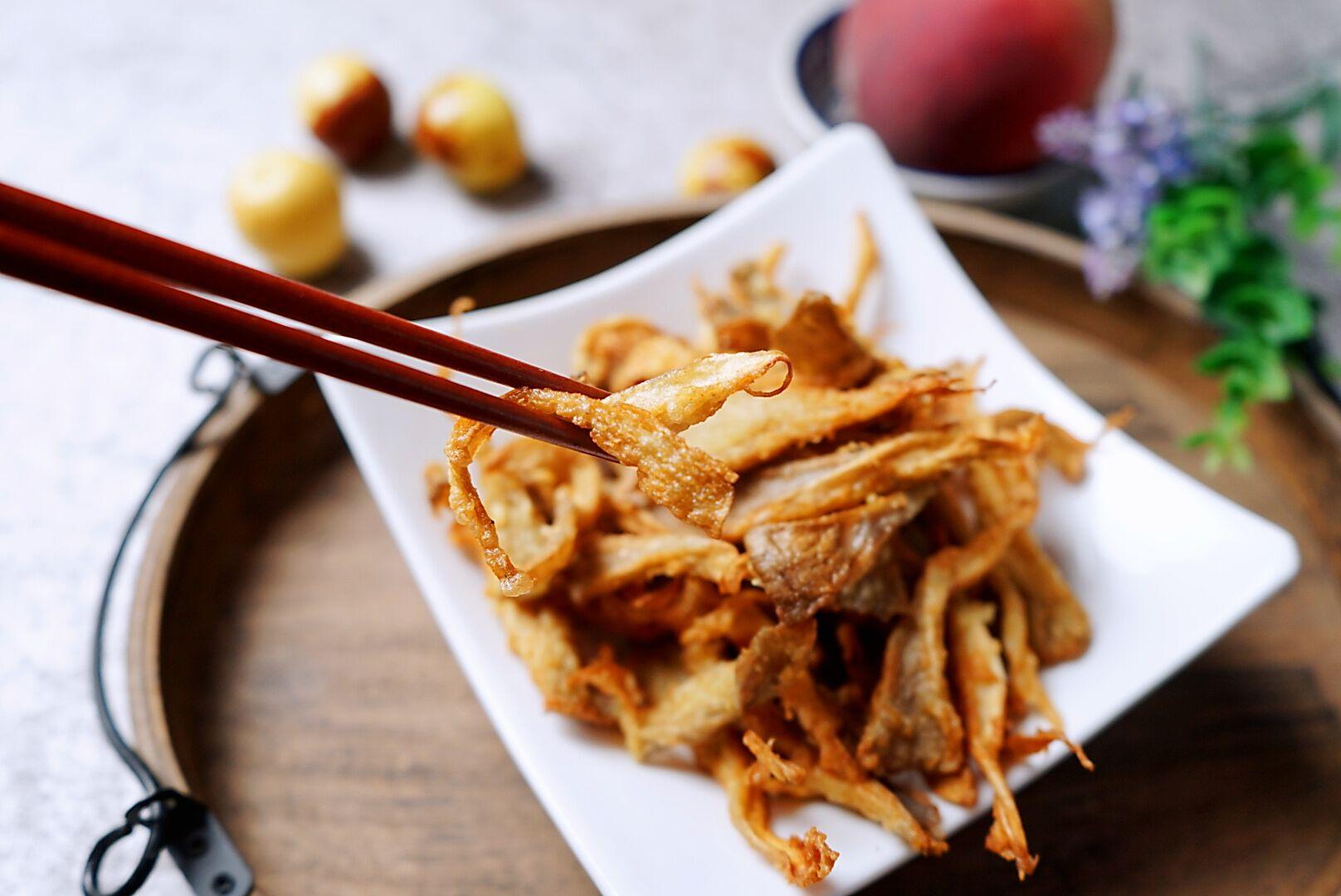 炸平菇,口感绵软又增香,下饭又是下酒菜,节日餐桌吃它真添彩