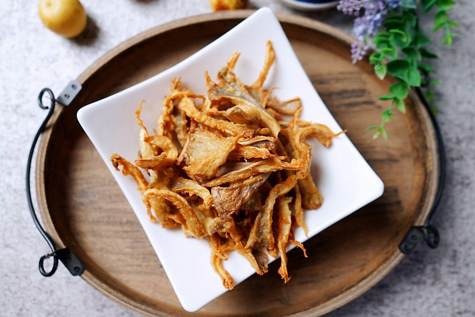 炸平菇,口感绵软又增香,下饭又是下酒菜,节日餐桌吃它真添彩