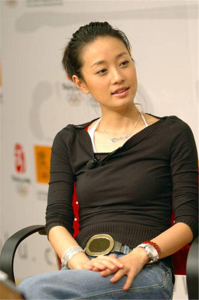 马伊俐的路人照被疯传,瘦到上衣都快挂不住