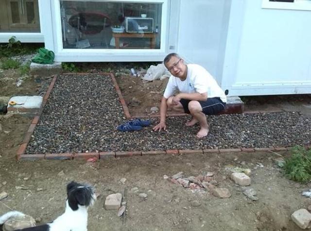 53岁大叔买不起房,不得已用6个集装箱,造了个200平的豪宅