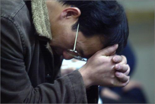 男子为买房发愁,回家看望九旬奶奶,奶奶拿出一物件,他一下愣住