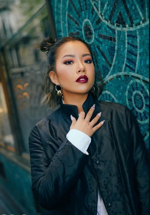 27岁王菊巴黎时装周瘦出逆天长腿,美不过三分钟,大笑破功