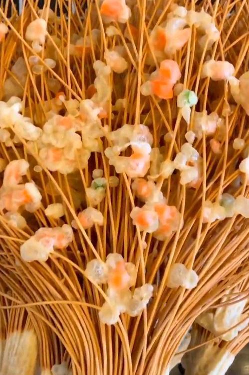 学会这样做家常版《红烧肉鹌鹑蛋》配上《油炸面条树》两字:真香