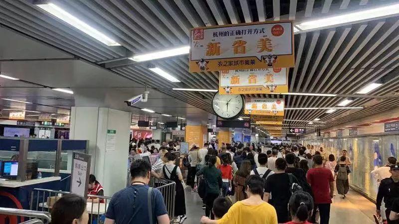 国庆西湖断桥变“人桥”游客笑称:wifi信号都挤断了休闲区蓝鸢梦想 - Www.slyday.coM 国庆西湖断桥变“人桥”游客笑称:wifi信号都挤断了休闲区蓝鸢梦想 - Www.slyday.coM