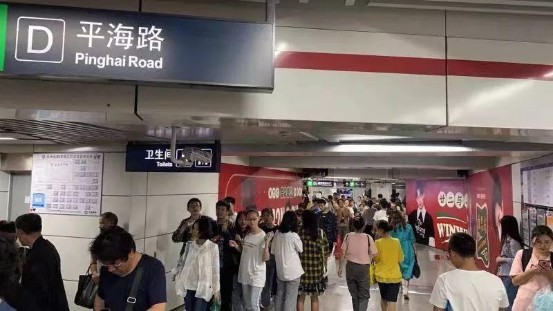 国庆西湖断桥变“人桥”游客笑称:wifi信号都挤断了休闲区蓝鸢梦想 - Www.slyday.coM 国庆西湖断桥变“人桥”游客笑称:wifi信号都挤断了休闲区蓝鸢梦想 - Www.slyday.coM