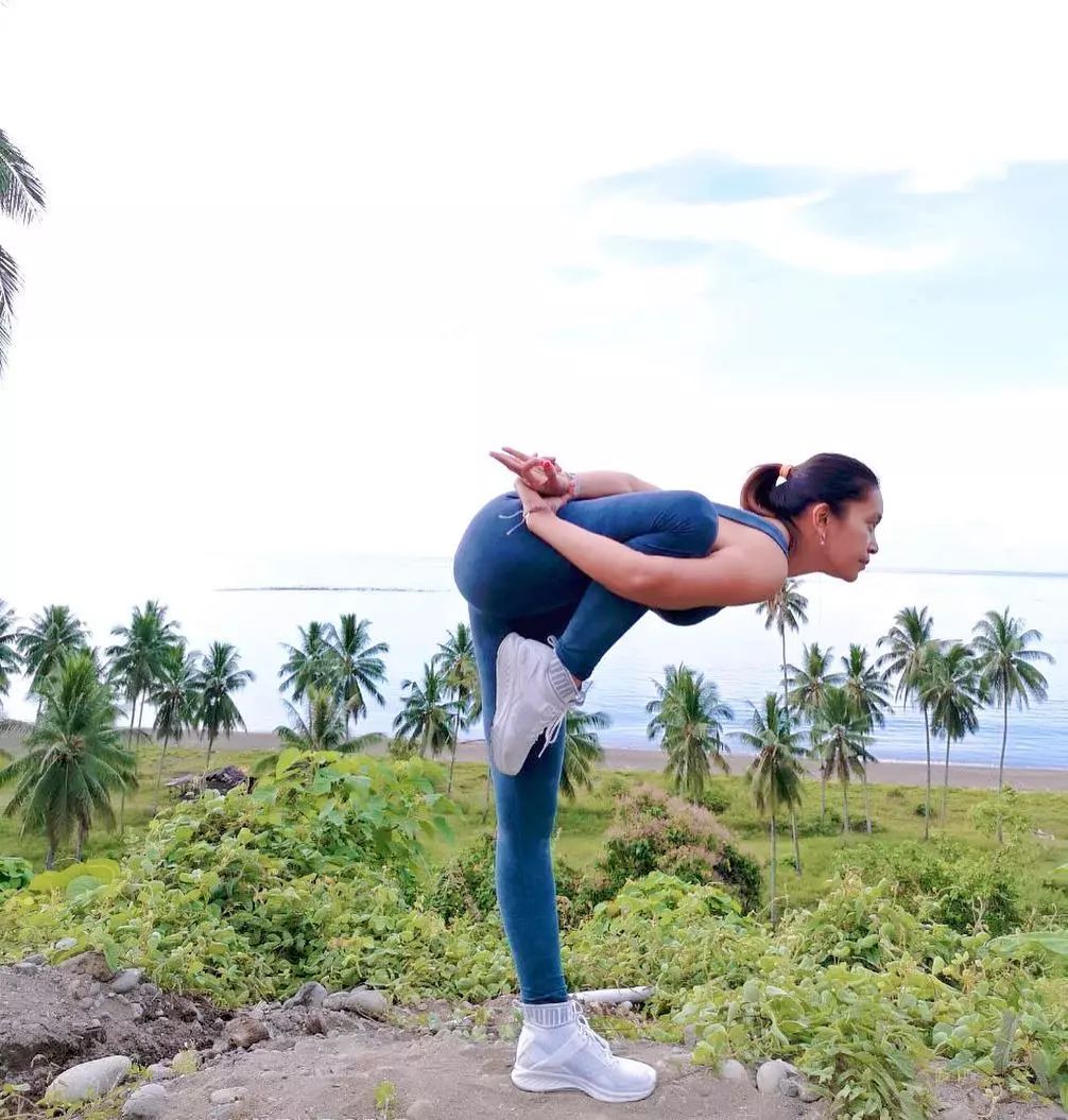 徐璐综艺造型穿修身吊带短裙显好身材坚持练瑜伽塑形又美体