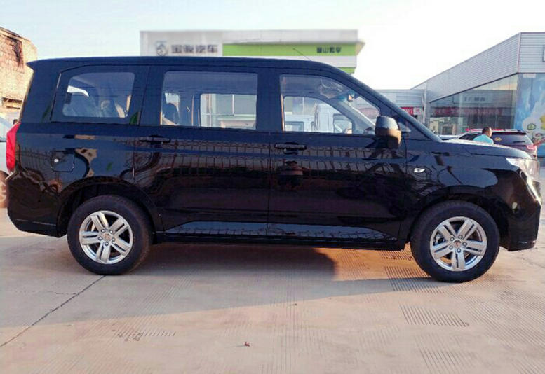 五菱又出新车,五菱宏光plus黑色太漂亮了!又要卖疯了