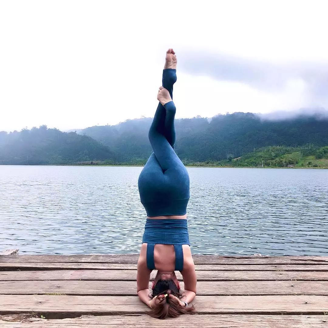 徐璐综艺造型穿修身吊带短裙显好身材坚持练瑜伽塑形又美体