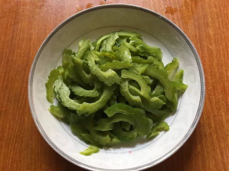 冰镇雪碧苦瓜:苦瓜这样做,味道脆爽清甜,家人都爱吃