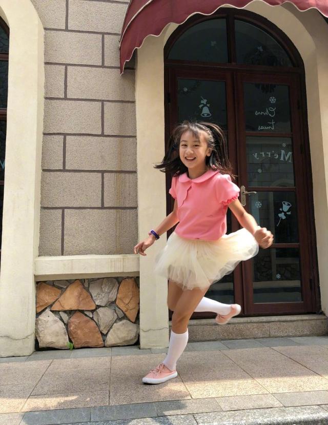 森碟又被很多网友称为风一样的女子,毕竟这小姑娘的腿是真的很长,跑