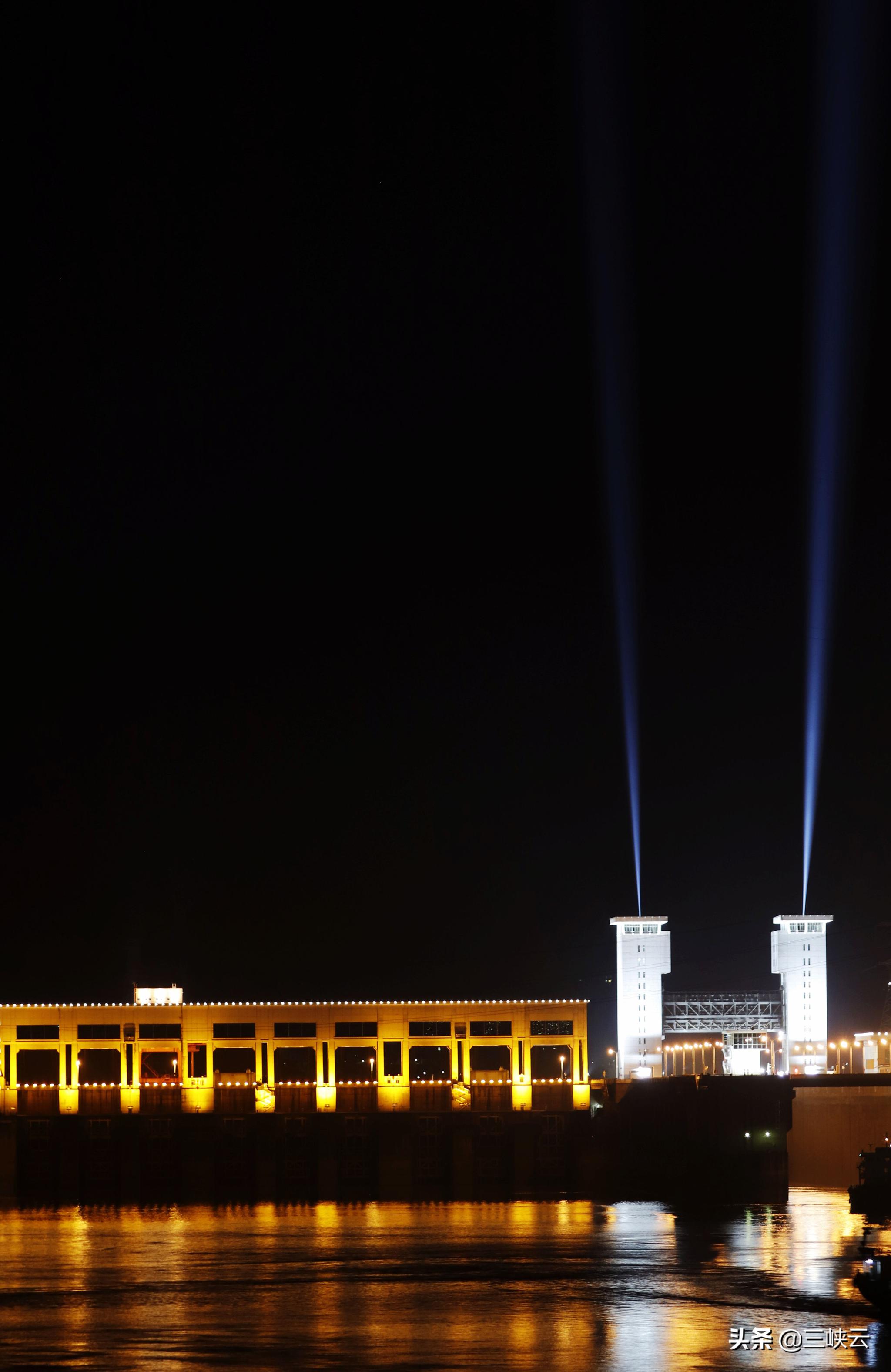葛洲坝水利枢纽夜景灯光秀美轮美奂