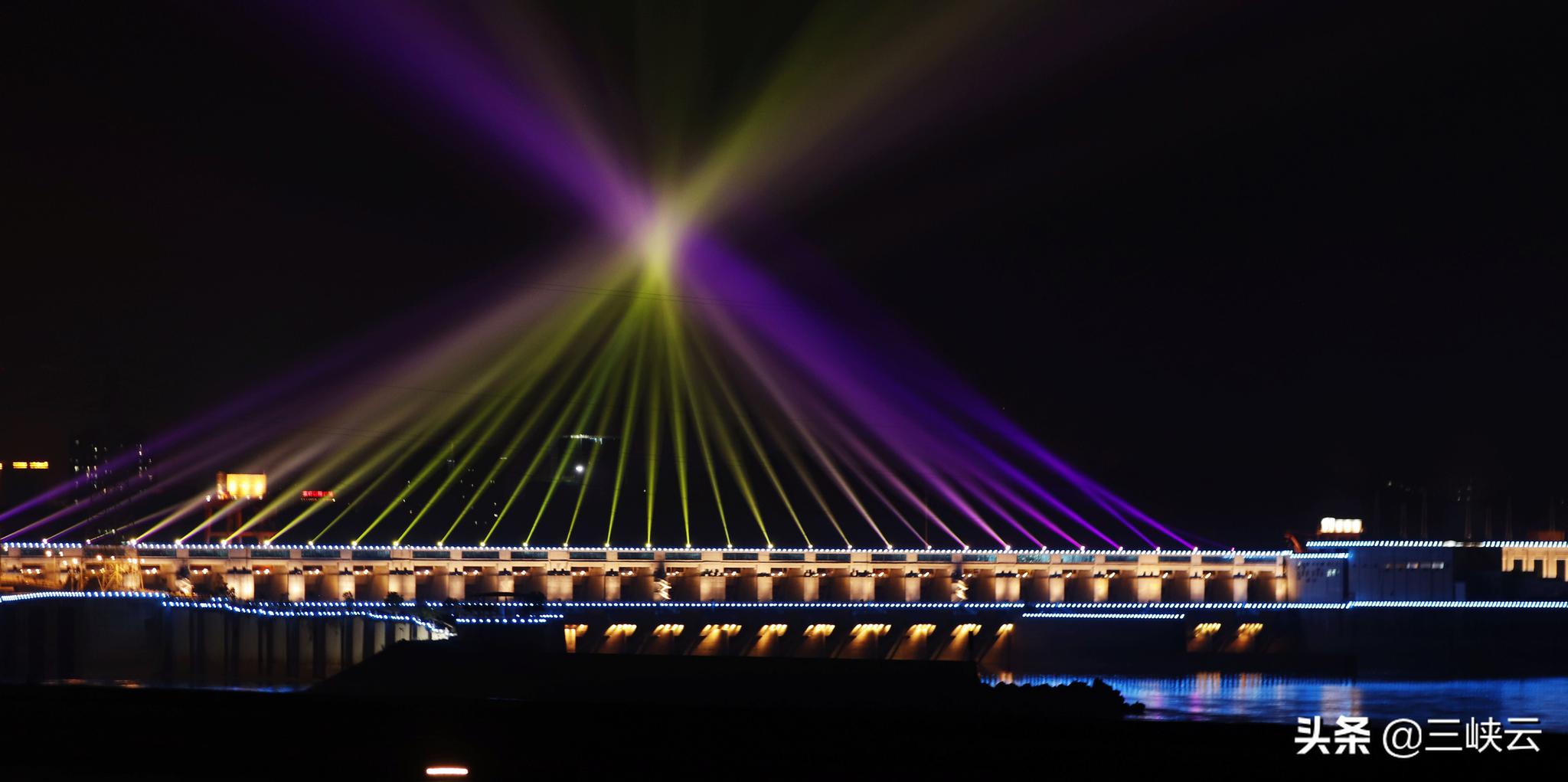 葛洲坝水利枢纽夜景灯光秀美轮美奂