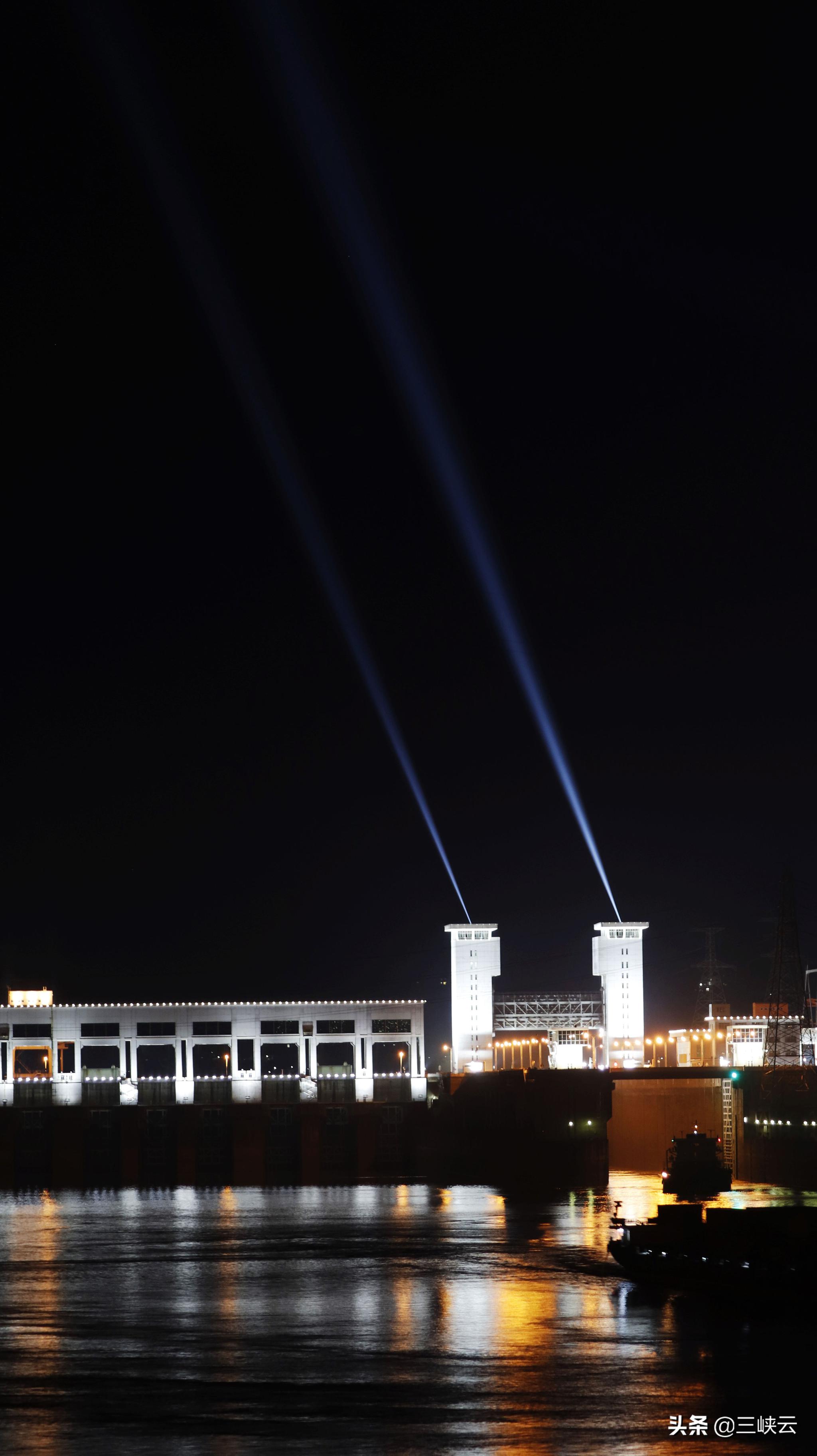葛洲坝水利枢纽夜景灯光秀美轮美奂