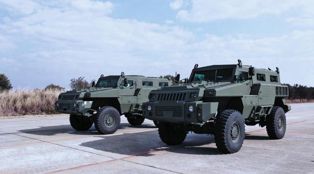 它是绝对强大的民用防弹车,载重18吨,扭矩高达1100牛米