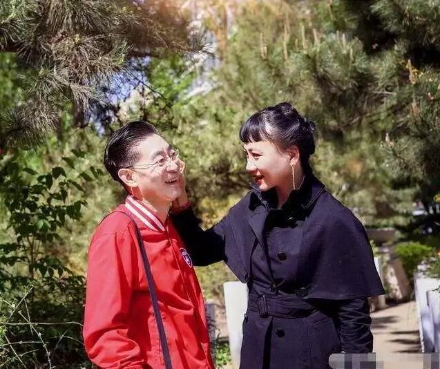 1990年,于虹生下女儿后退出娱乐圈,安心在家做全职太太,今年6月12日