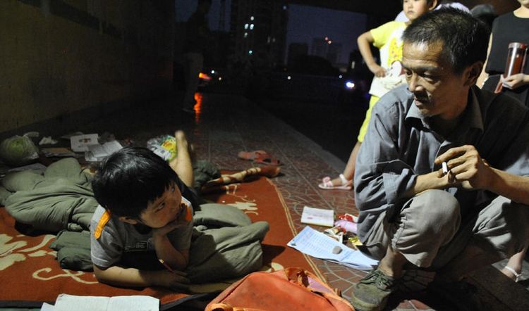 7年前流浪汉垃圾桶里捡回弃婴,桥洞为家,如今获得了这样的回报