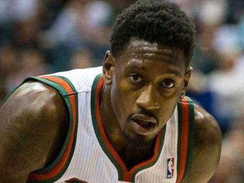 NBA奇怪退役理由：怀特惧怕坐飞机，泰勒因敷冰睡着致退役！|怀特|泰勒|退役_新浪新闻