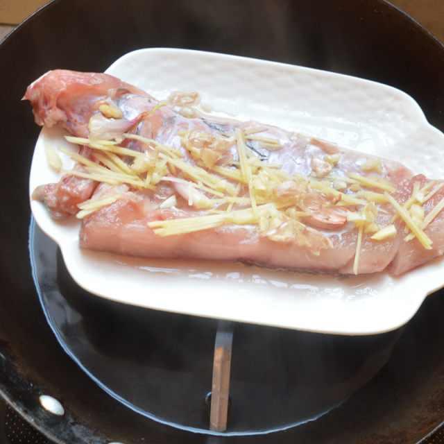 第5步,用一锅烧开适量水,水开后把鱼腩放上面,大火蒸约十五分钟.
