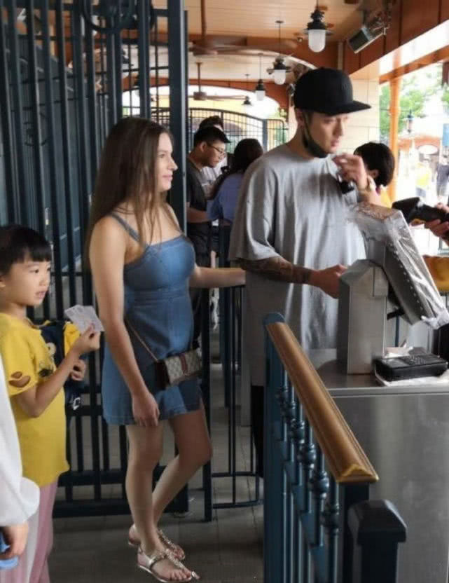 蒋劲夫被爆恋情稳定后独自现身机场,斜跨潮包瘦身成功十分帅气