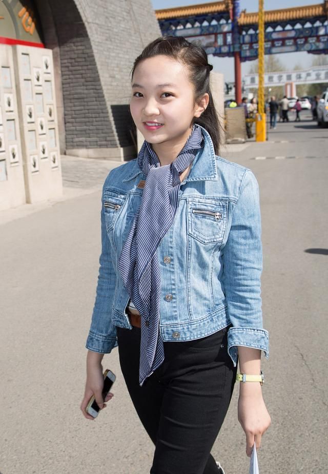 林妙可在校园演出打扮甜美靓丽好身材引台下观众尖叫