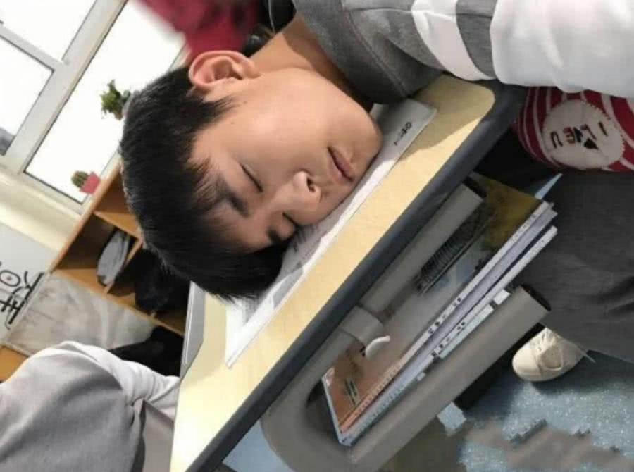 易烊千玺"上课睡觉"照曝光,靠墙张嘴巴睡的他,简直太可爱!